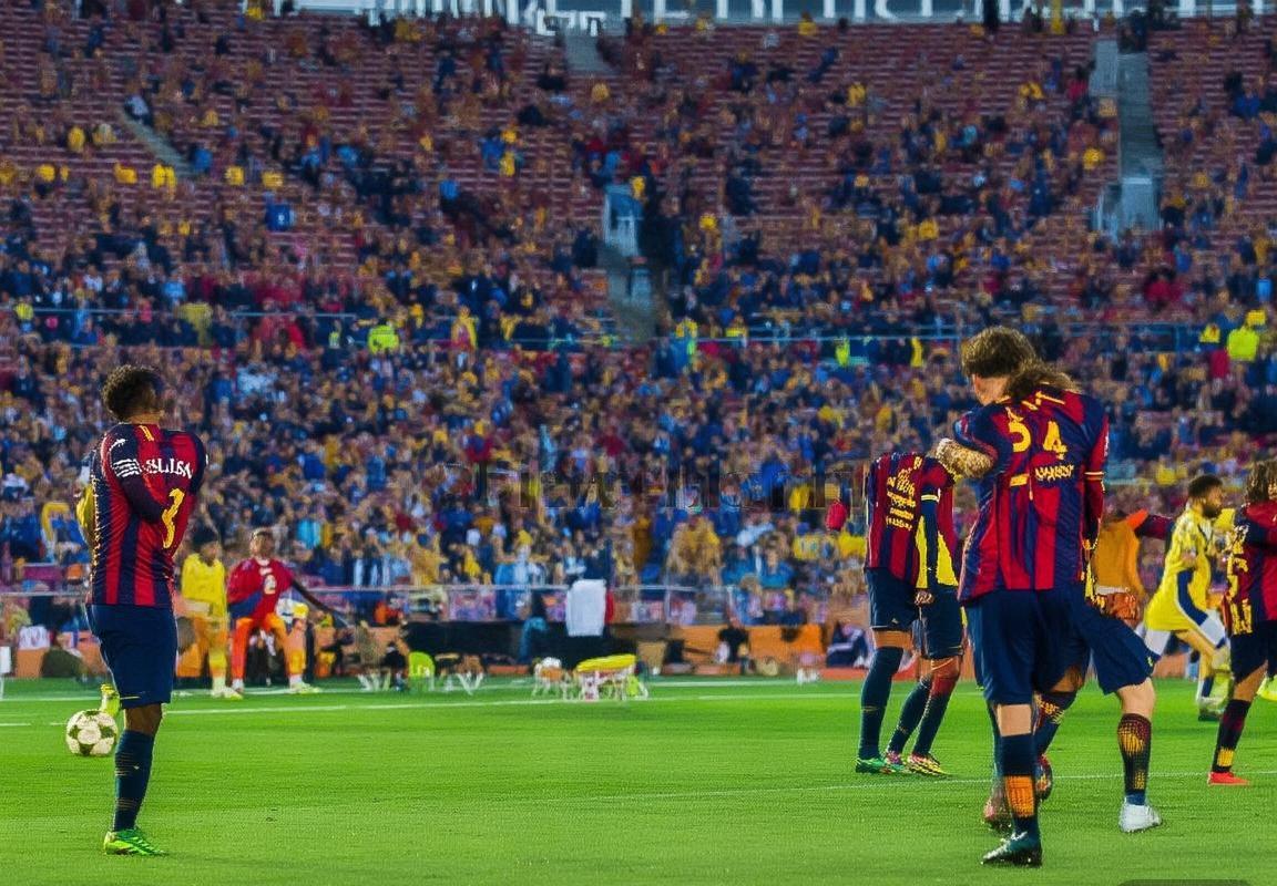 巴塞罗那VS比利亚雷亚尔：焦点战激战正酣，梅西闪耀黄潜反击扳平